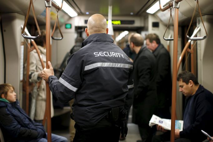 Lidé zaplňují bruselské metro, které je opět v provozu. Stále jsou v něm ale přítomny bezpečnostní služby a vojáci.