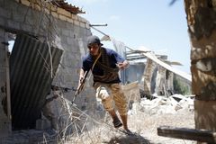 Libyjci vytlačili džihádisty z důležité čtvrti v Syrtě, pomohly americké nálety