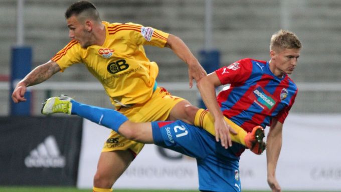 Fotbalisté Plzně nedokázali vyhrát ani druhý domácí zápas v tomto týdnu a na vedoucí Spartu už ztrácejí čtyři body.