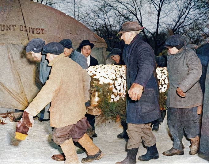 Dva muži nesou rakev s tělem Al Caponeho na místo jeho posledního odpočinku 4. února 1947. Kolorovaný snímek