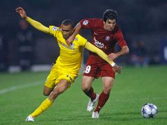 Juan Culio a Bosingwa v zápase Kluž - Chelsea