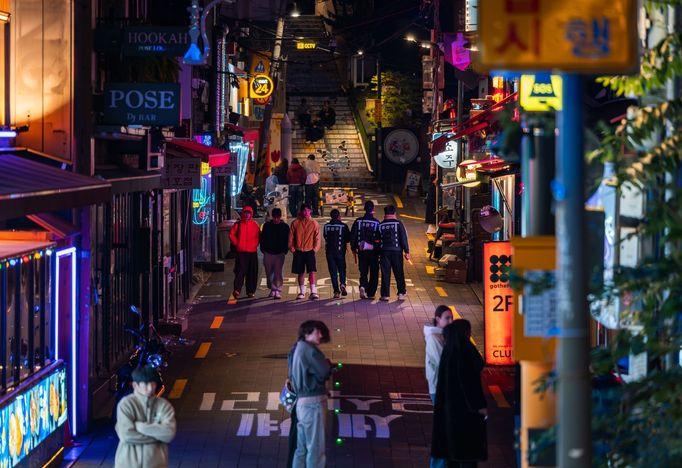 Jihokorejci si připomínají třetí výročí od tragédie, při níž 158 lidí přišlo o život v "halloweenské tlačenici" v Soulu. Redakce Aktuálně.cz navštívila místo incidentu.