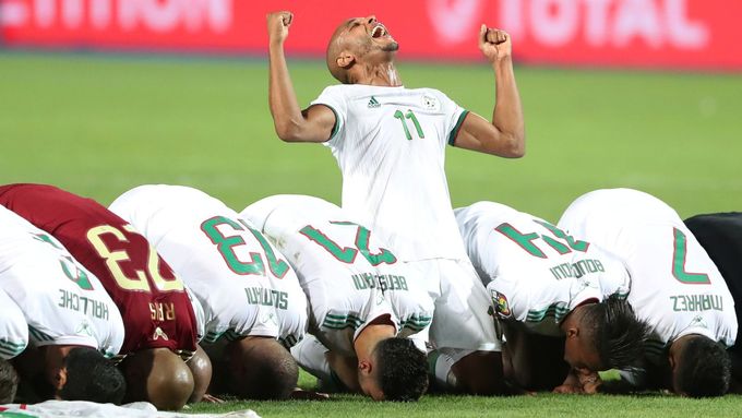 Alžírští fotbalisté oslavují historicky druhý triumf na africkém šampionátu.