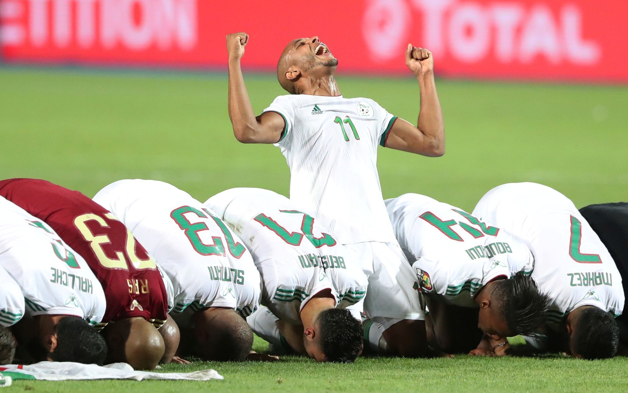 Pohár afrických národů 2019, finále Alžírsko - Senegal: Alžírští fotbalisté oslavují vítězství 1:0.