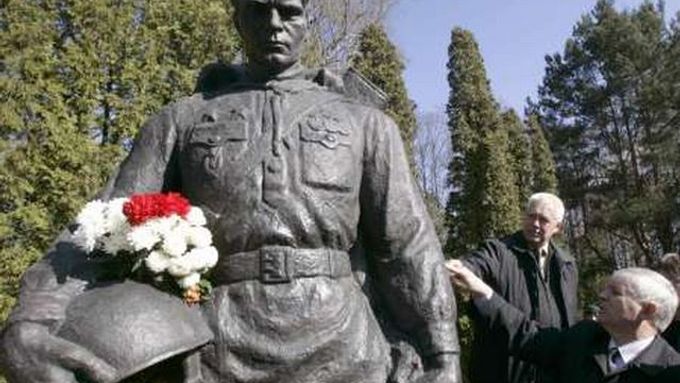 Tato socha rudoarmějce v Tallinnu vyvolala v dubnu vášně a protesty.