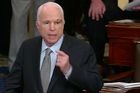 McCain postižený nádorem mozku se vrátil. Přestaňte poslouchat křiklouny, vyzval v emotivním projevu