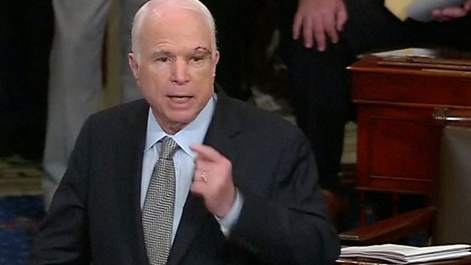 Humor, nabroušený jazyk a agresivní rakovina. Nemocný senátor McCain se vrátil na Kapitol. Kolegy kritizoval za jednání o zákonech o zdravotní péči.