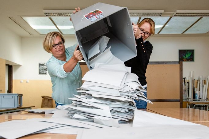 Ve 14 hodin se uzavřely volební místnosti a jednotlivé komise začaly se sčítáním hlasů.