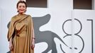 Herečka Lesley Manville na benátské premiéře filmu Queer.