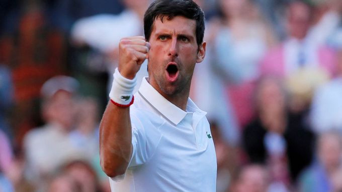 Novak Djokovič slaví vítězství ve 2. kole Wimbledonu
