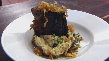 Dopřejte si pečená hovězí žebra z Únětického pivovaru