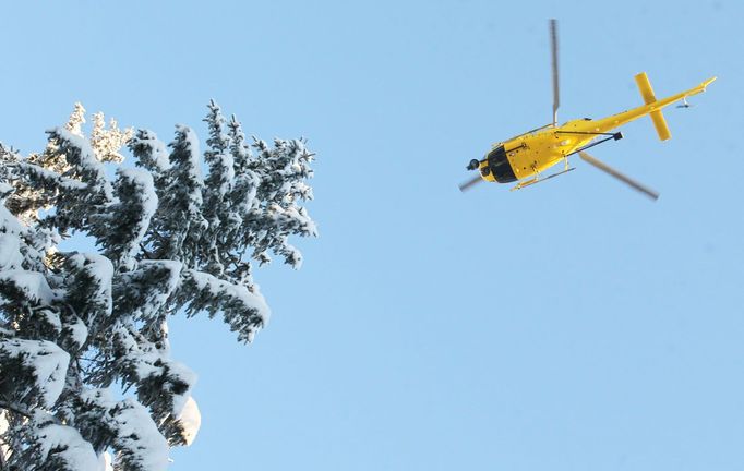 Nad účastníky Jizerské 50 bez přestání bděla také helikoptéra.