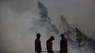 Firefighters attempt to extinguish a fire burning in Alvaiazere, near Ourem September 4, 2012. According to the civil defence, over 1,700 firefighters have been mobilized to tackle more than 10 forest fires currently active in Portugal. REUTERS/Rafael Marchante (PORTUGAL - Tags: DISASTER ENVIRONMENT) Published: Zář. 4, 2012, 1:19 odp.