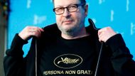 Lars von Trier v tričku s nápisem Persona non grata.