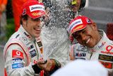 Fernando Alonso (vlevo) a Lewis Hamilton slaví úspěch McLarenu ve Velké ceně Monaka.