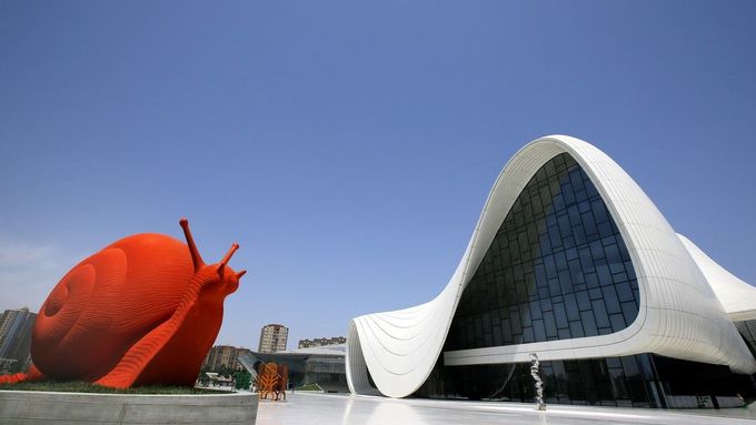 Před rokem se svět rozloučil se Zahou Hadid, architektkou, která "vynalezla" nepravý úhel
