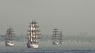 Ships float up the Hudson during the start of Fleet Week in New York May 32, 2012. REUTERS/Andrew Burton (UNITED STATES - Tags: MARITIME SOCIETY) Published: Kvě. 23, 2012, 3:26 odp.