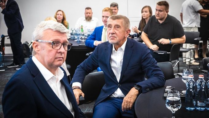 Karel Havlíček a Andrej Babiš ve volebním štábu středočeské organizace hnutí ANO pro krajské volby a první kolo voleb do Senátu.