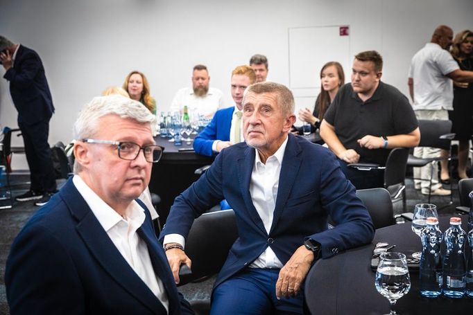 Karel Havlíček a Andrej Babiš ve volebním štábu středočeské organizace hnutí ANO pro krajské volby a první kolo voleb do Senátu.