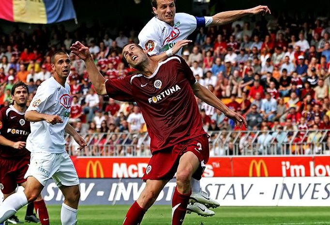 Na Libora Doška (Sparta Praha) si fotbalisté Mostu vyskakovali, avšak platné jim to moc nebylo.