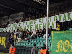 Transparent fanoušků Žiliny proti startu Karima Guédého za slovenskou reprezentaci