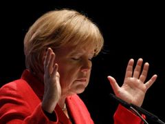 "Omg." Gesta německé kancléřky Angely Merkelové během předvolební kampaně v Soestu.