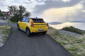 Spotřeba spíše šokující. Jak si vedl Renault 5 na cestě k moři v drsném alpském testu