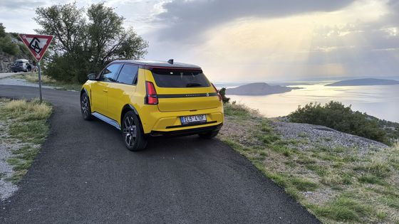 Spotřeba spíše šokující. Jak si vedl Renault 5 na cestě k moři v drsném alpském testu