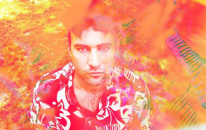 Sufjan Stevens na fotografii Evanse Richardsona, kolorizovala Melissa Fuentesová.