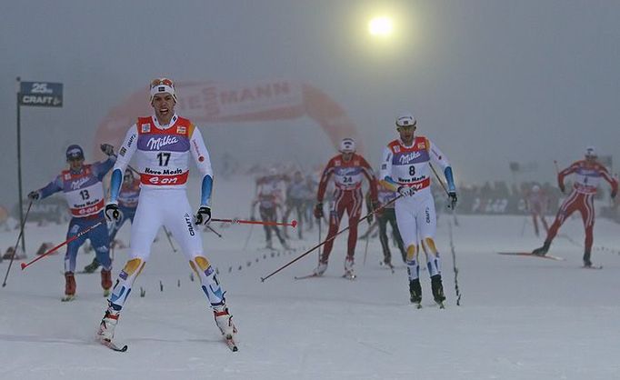 47 sekund po Lukáši Bauerovi přivedl do cíle druhý Marcus Hellner (#17, Švédsko) zbytek běžeckého světa.