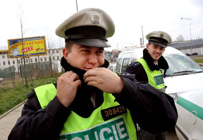 Hlídkování v chladu: Uniforma se dopíná až ke krku.