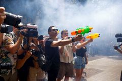 "Vyžeňte Airbnb z našich čtvrtí." Španělé nabíjí vodní pistole, turistů už je příliš