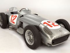 Tento závodní Mercedes-Benz jezdce Fangia se vydražil za téměř 600 milionů Kč