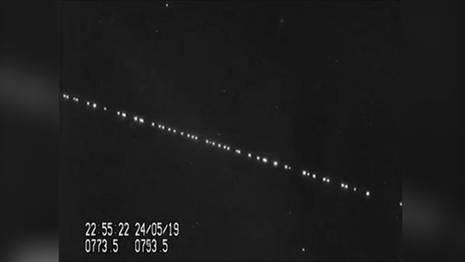 Průlet satelitů Elona Muska nad Nizozemím. Sledujte záběry amatérského astronoma Marco Langbroeka 24. 5. 2019