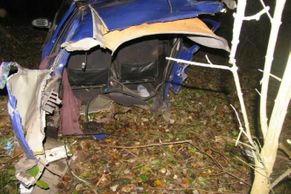 Tragická nehoda na Znojemsku: Náraz auto doslova rozpůlil