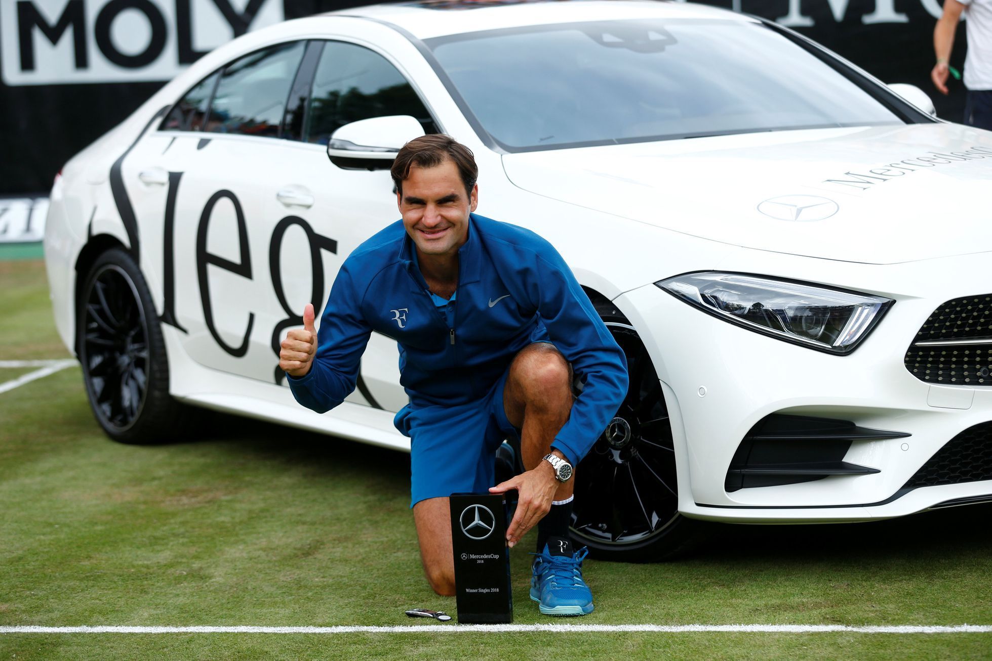 tenis, Roger Federer slaví triumf na turnaji ve Stuttgartu