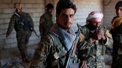 Kurdští bojovníci z YPG v Rakce.