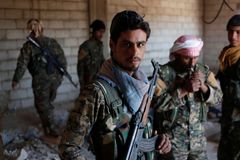 Kurdové v Afrínu nespolupracují s Asadovými vojáky, informaci BBC popřel turecký vicepremiér