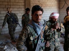 Kurdští bojovníci z YPG v syrské Rakce. 