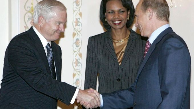 Americká ministyně zahraničí Condoleezza Riceová a ministr obrany Robert Gates se v Moskvě sešli s ruským prezidentem Vladimirem Putinem.
