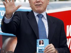 Australský premiér John Howard v den voleb, těsně před odevzdáním hlasu ve volební místnosti v Sydney