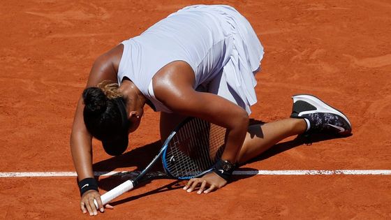 Naomi Ósakaová při utkání 3. kola tenisového French Open proti Kateřině Siniakové