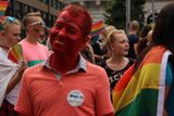 Přes 10 000 lidí prošlo v sobotu odpoledne centrem Prahy při pochodu hrdosti gayů, leseb, bisexuálů a transsexuálů Prague Pride.