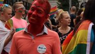 Přes 10 000 lidí prošlo v sobotu odpoledne centrem Prahy při pochodu hrdosti gayů, leseb, bisexuálů a transsexuálů Prague Pride.