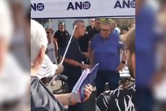 "Ruply mi nervy." Muž, jež přetáhl Babiše berlí, se omluvil a popřál k narozeninám