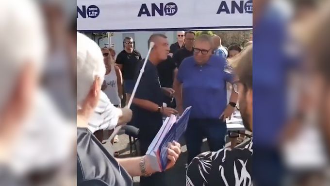 Video ukazuje útok muže berlemi na Andreje Babiše