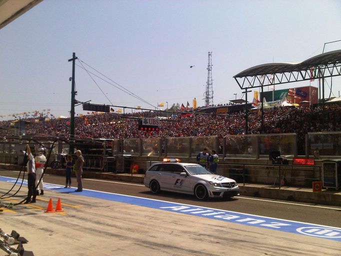 Fanoušci na Hungaroring chodí pravidelně, návštěvy kolem 100 000 diváků jsou samozřejmostí.