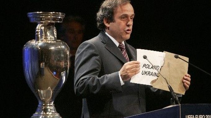 Prezident UEFA Michel Platini otvírá obálku s pořadateli fotbalového EURA 2012.