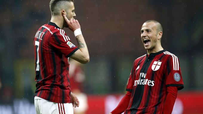 Menez a Luca Antonelli slaví gól AC Milán