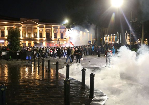 Krátce před uzavřením volebních místností stoupenci opozice pochodovali k prezidentskému paláci, do něhož se část z nich pokusila proniknout. Policie použila slzný plyn.